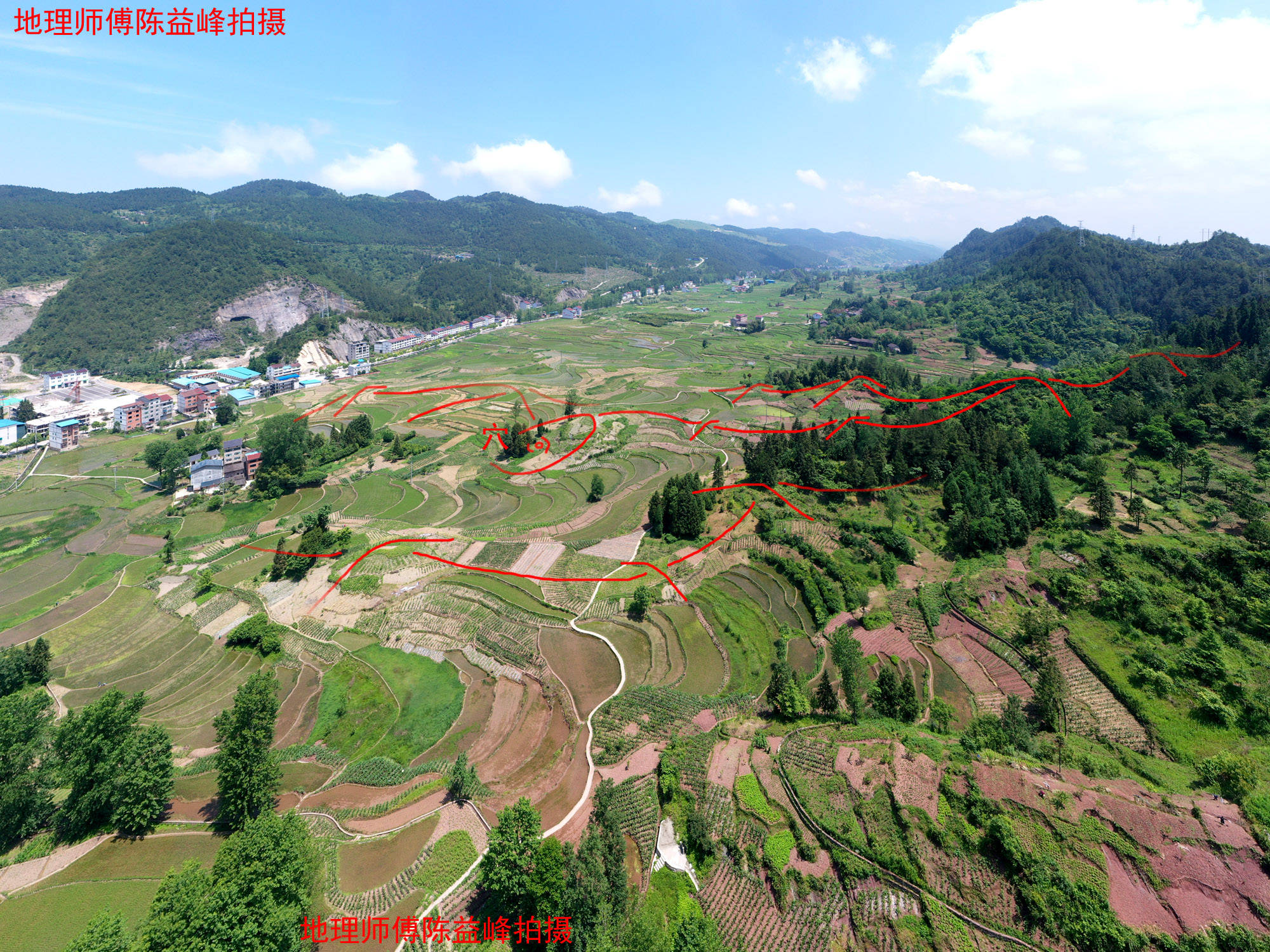 甲龍入首,穴立甲山庚向兼卯酉分金,穴前水走坤口.