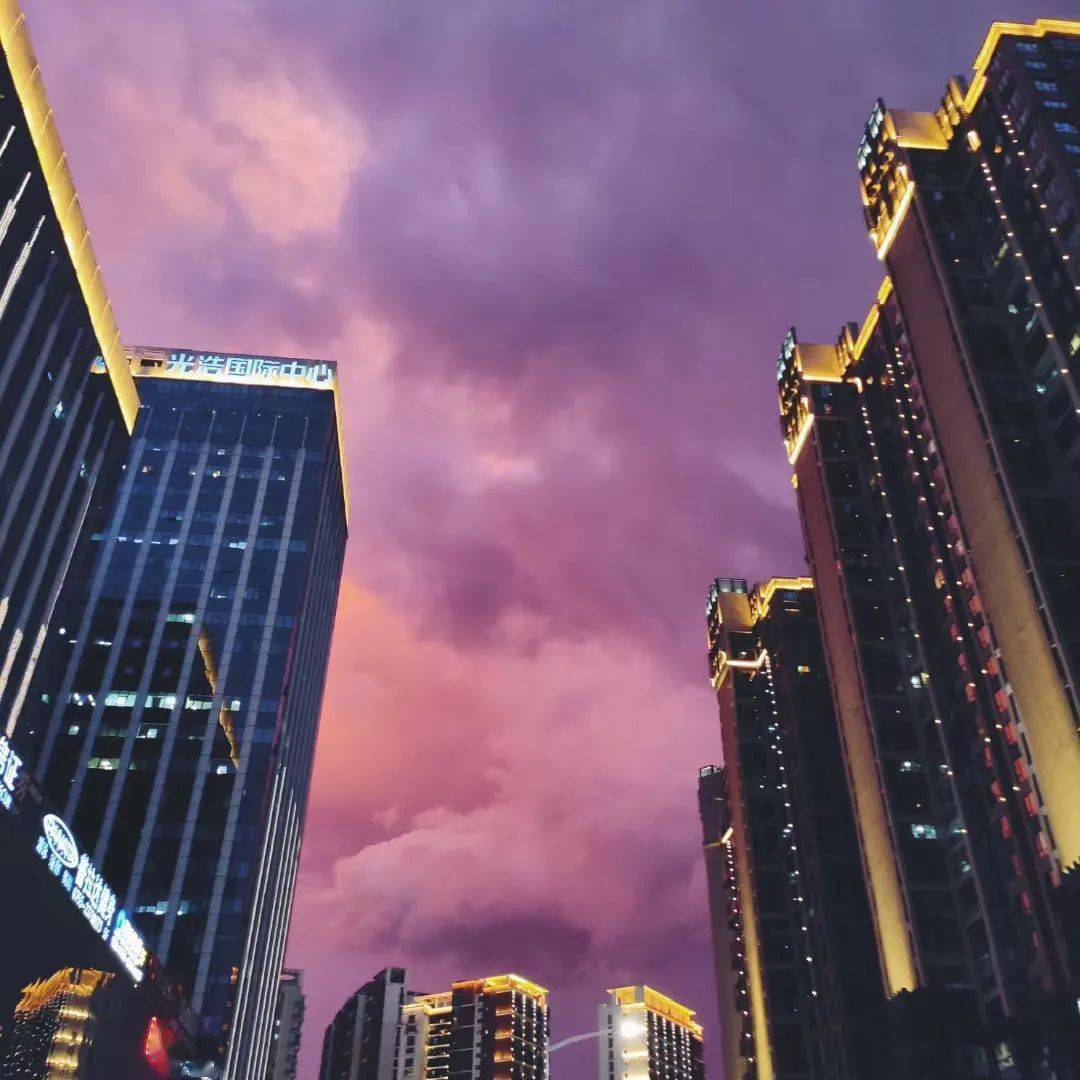深圳雨后的紫粉色天空魔幻又美丽