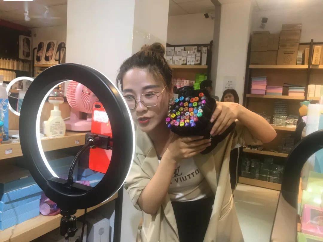 "直播带货第一村" 的暴富梦:什么红卖什么,所有人都在赌