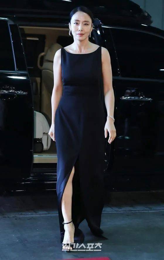 53岁的金喜爱更神奇,穿粉色礼服完全不输29岁的权娜拉.