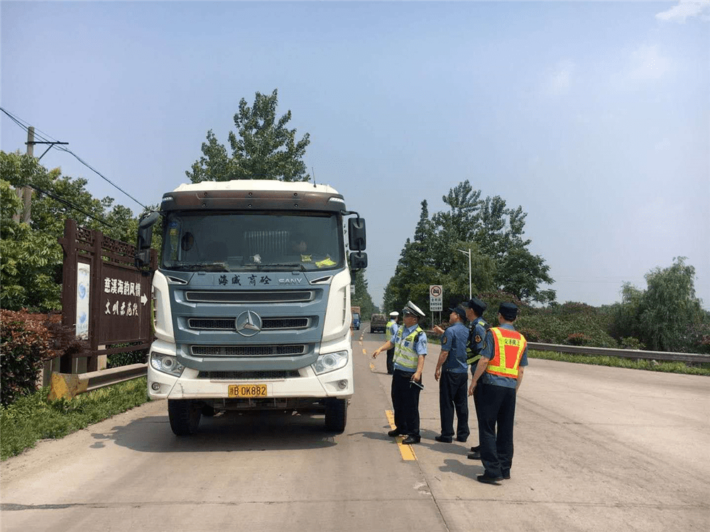 市交通運輸綜合行政執法隊開展公路車輛超限超載整治行動