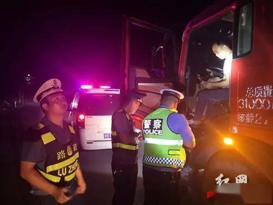 慈利县张家塔超限检测站“夜袭行动”查获超限货车10台
