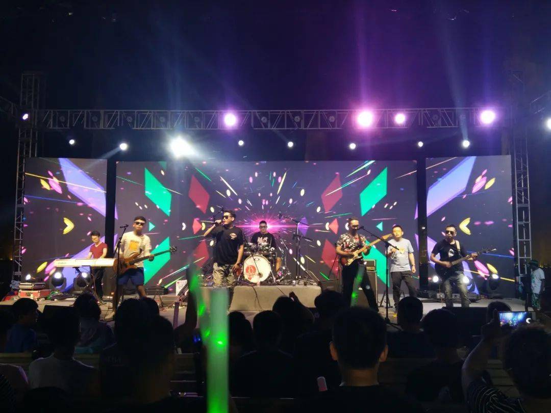 索乐乐队  这是一支活跃在山东的原创摇滚乐队 流行摇滚,朋克英伦.