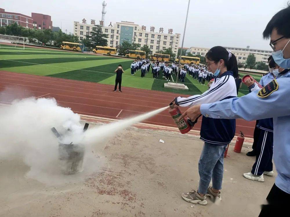 新时代文明实践黄墩镇初级中学举行校车安全演练活动