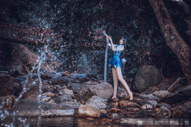 王者荣耀:四大美女原来长这样,cos西施溪边登场,水友:我沉了