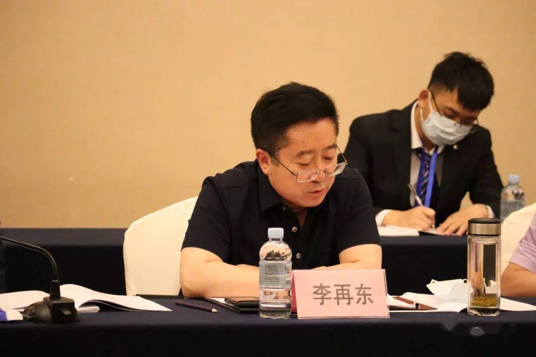 李再东代表说,市人大常委会工作报告简明精炼,客观求实,总结工作实事