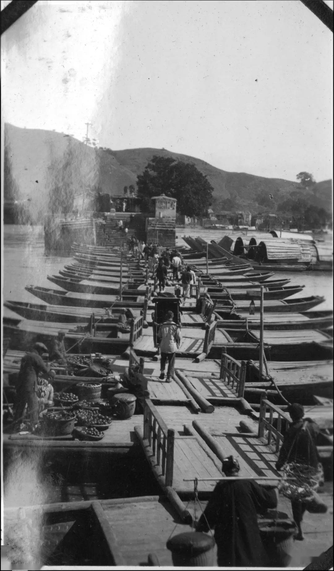 广济桥上小摊贩们挑着担子来来往往(以下民国老照片由潮州老照片君