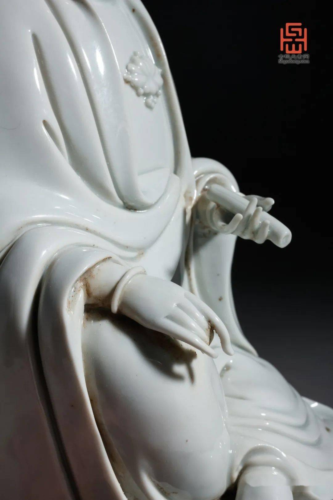 中贸圣佳2019秋拍lot 812何朝宗制德化窑祥云观音立像款识:"何朝宗印"