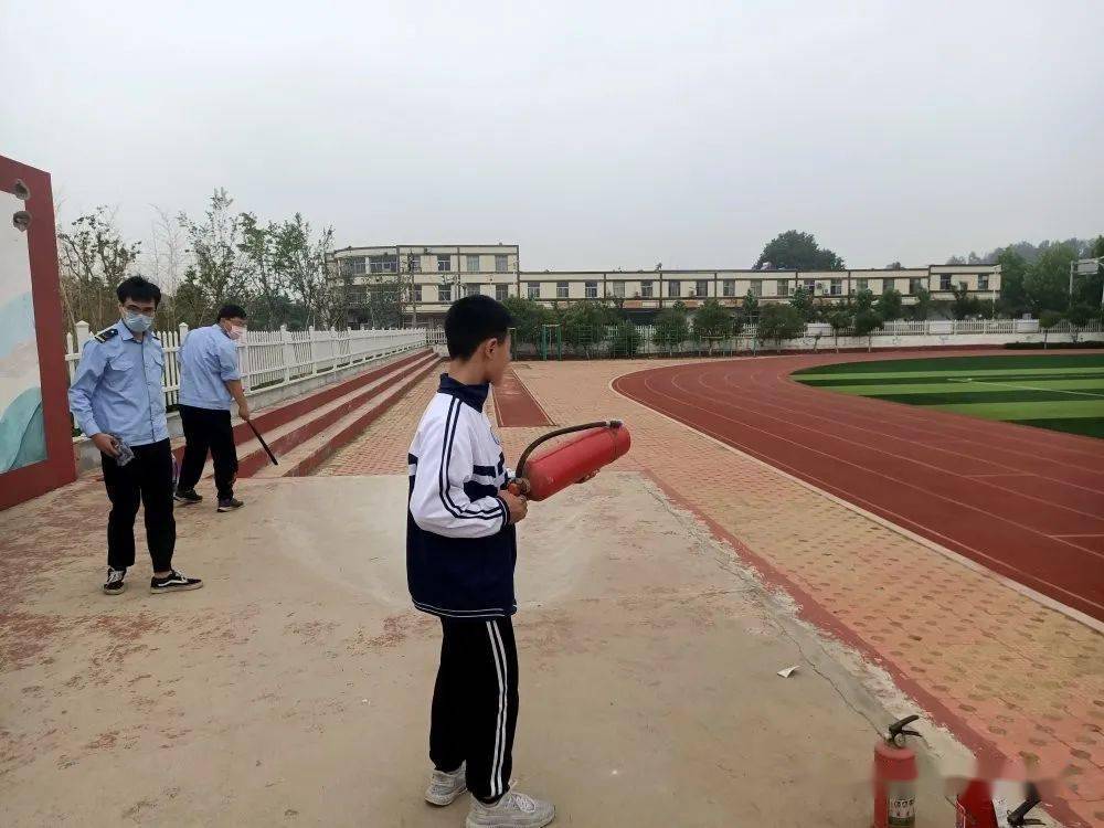 新时代文明实践黄墩镇初级中学举行校车安全演练活动