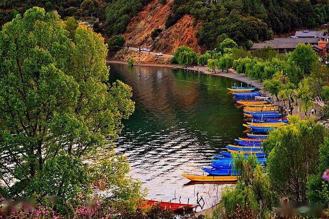 里格半岛犹如一颗璀璨明珠镶嵌在泸沽湖上