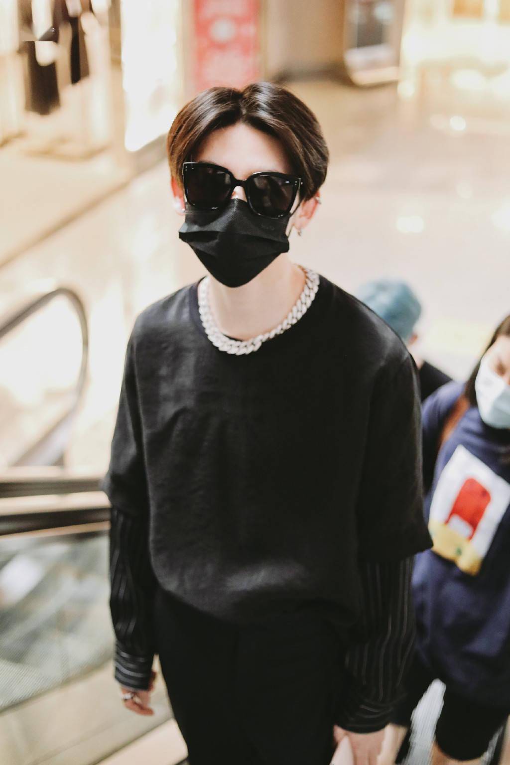 叱咤风云aka小鬼任意闯 all black酷盖现身机场飞往长沙_rapper