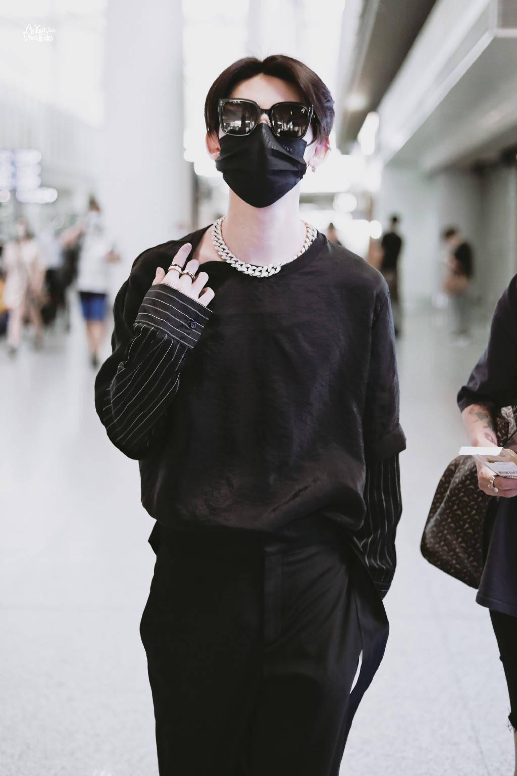 叱咤风云aka小鬼任意闯 all black酷盖现身机场飞往长沙_rapper