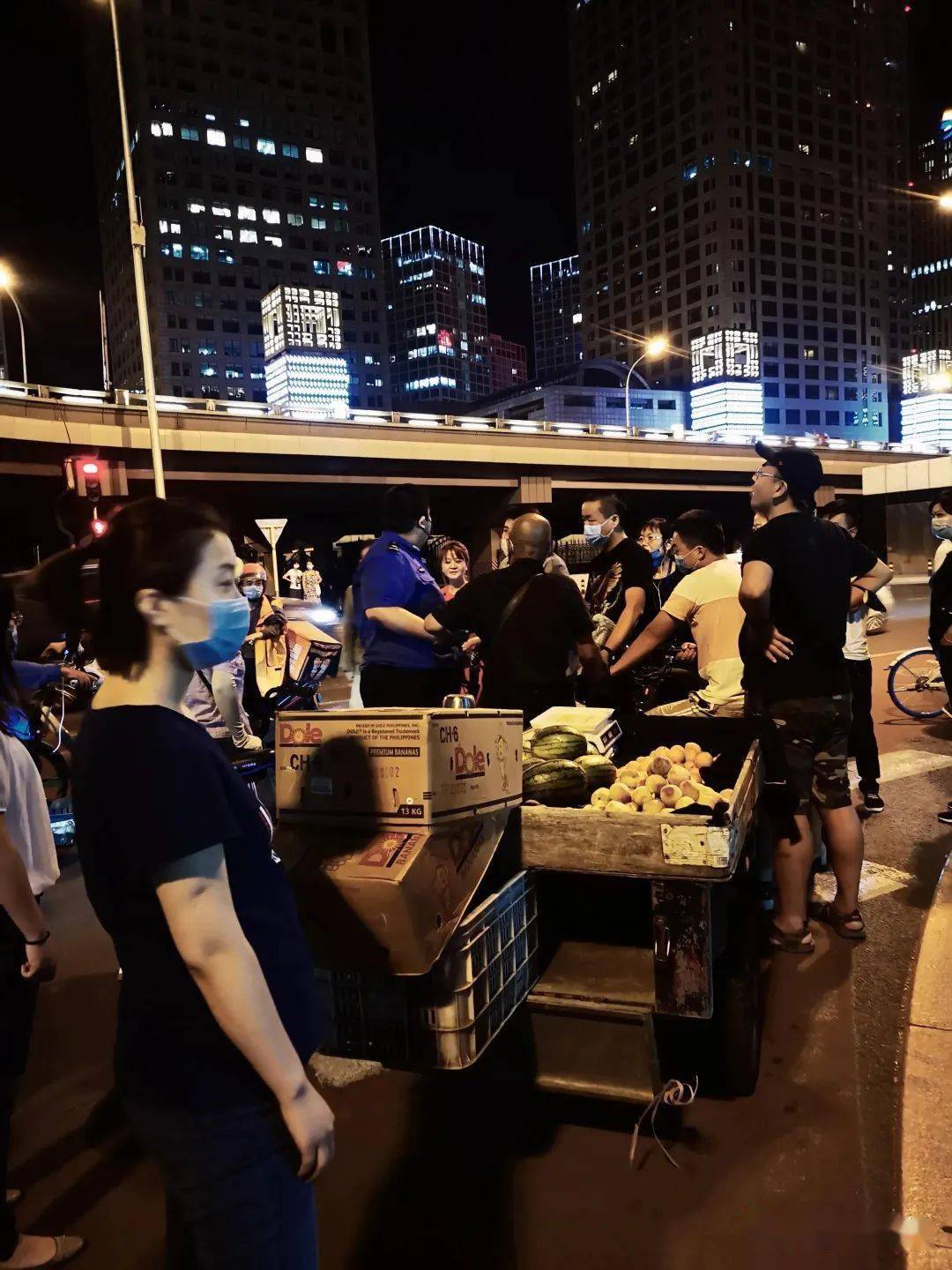 北京地摊儿梦破碎城管依法严格查处占道经营