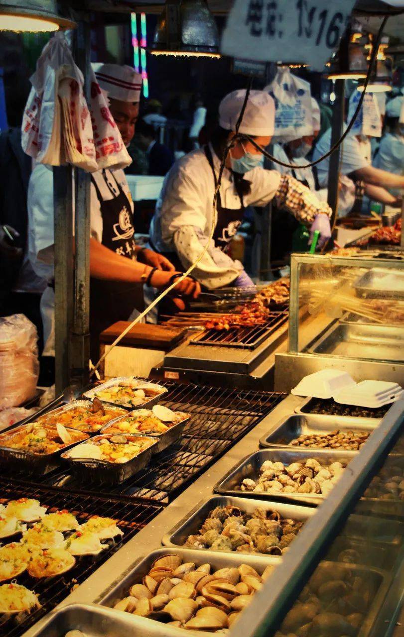 地摊火了夜市开了夏天来了走逛地摊夜市去