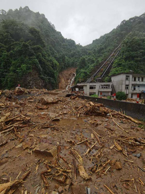 国道g323线乳源白竹电站段道路受损,韶关多地山路交通中断