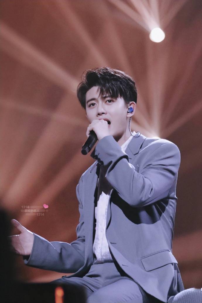 前方有美颜暴击请注意 任嘉伦录制江苏卫视618晚会多图来袭