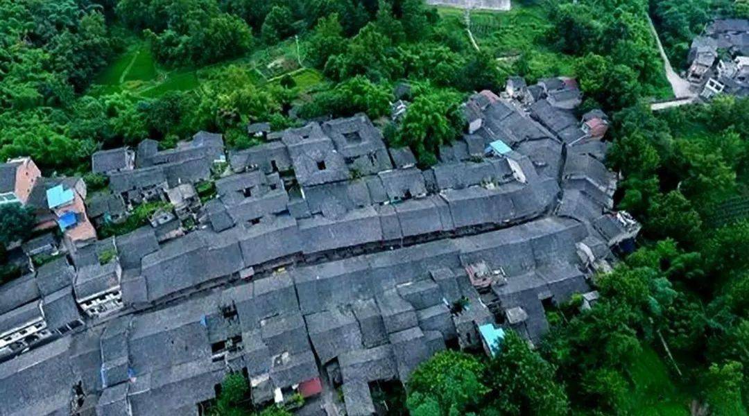 虎啸城是宋蒙交战时,在渠江岸边创建的军事堡垒,如今的虎啸城,山寨上