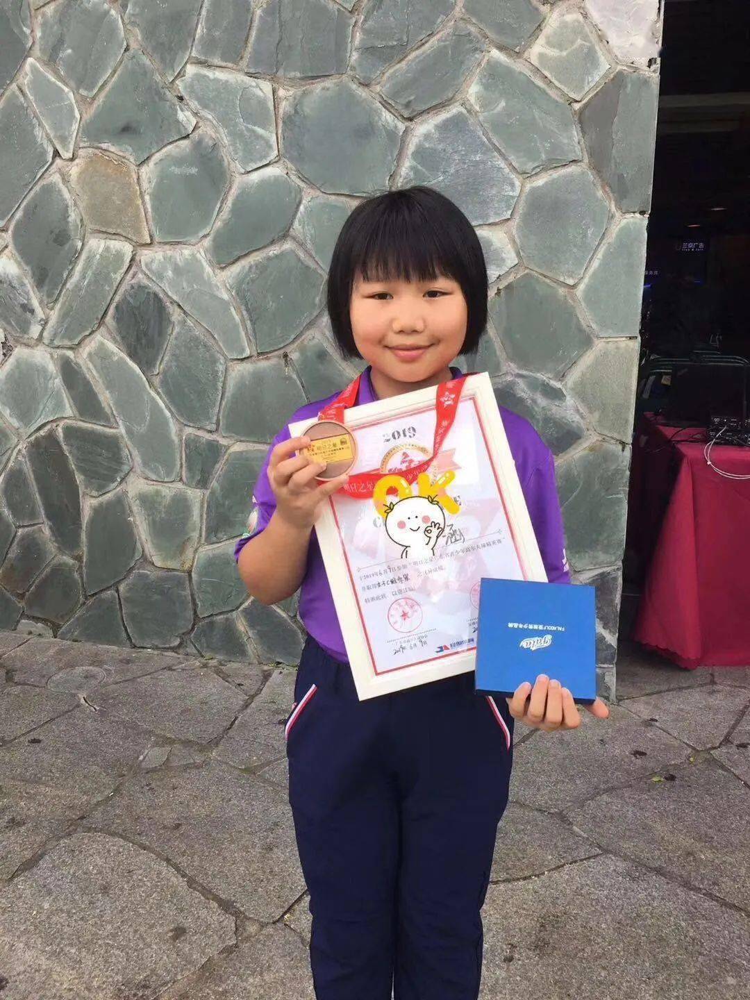 许一涵也是华康小学高尔夫校队的成员,她也是从冯珊珊高尔夫学院"校园