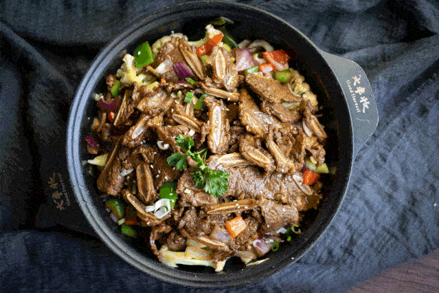 雪花牛仔骨锅  香辣虾干锅  大虾细心得开过背,外壳炸的脆碎喷香,虾