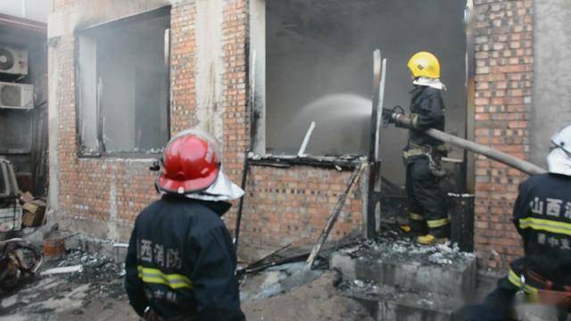 介休市顺城关街一处存放窗帘布料仓库起火消防紧急灭火防蔓延