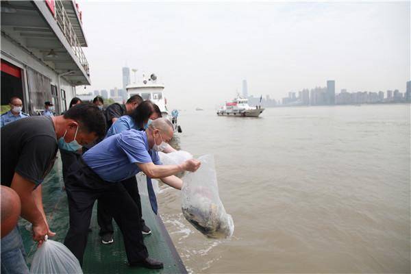 長江流域十年禁漁啟動年九萬餘尾原種魚放流入江