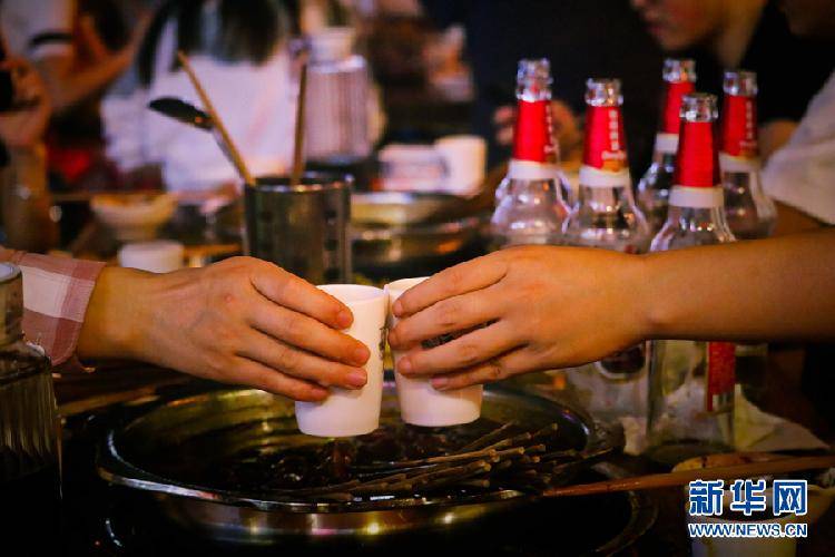 火鍋,擼串,喝酒,擺龍門陣……重慶餐飲又熱鬧起來了