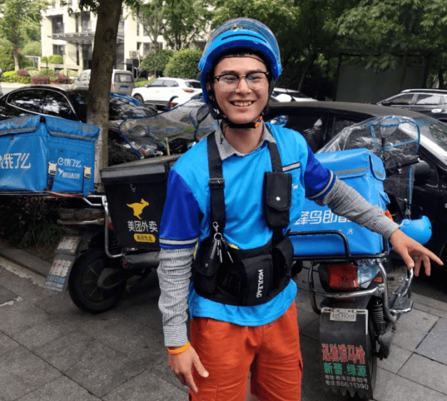 信号灯失灵外卖小哥冒险指挥车辆通行耽误送单他却说很值