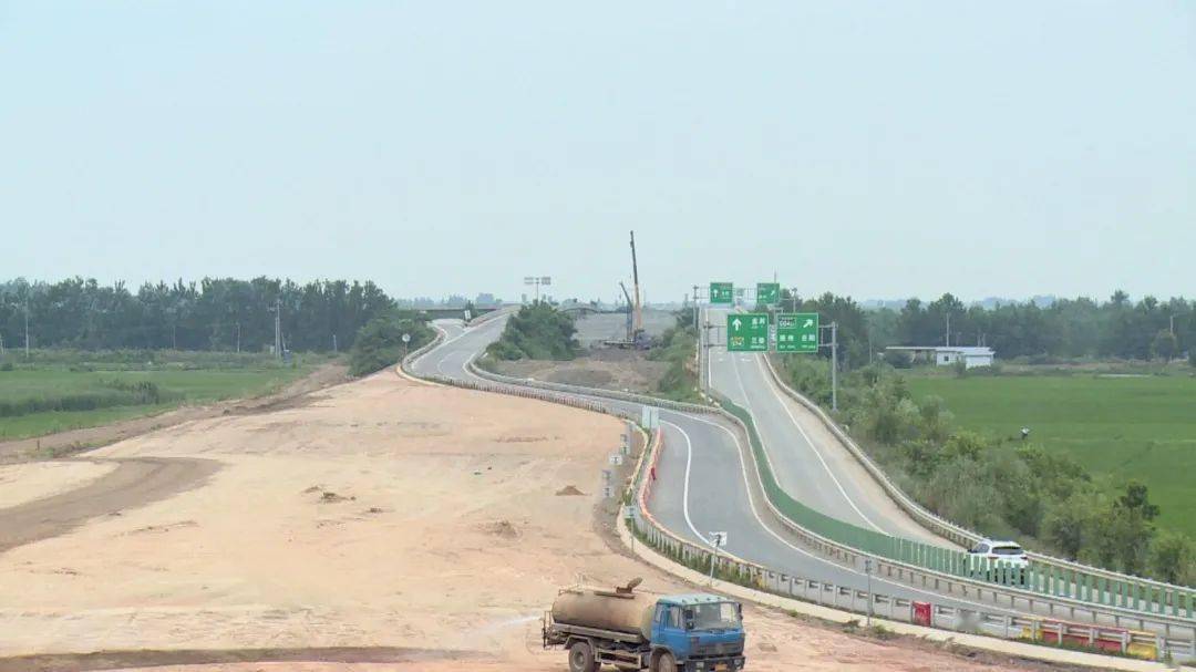 镇,后向西南展布,进入我县龚场,分盐,与监江高速公路分盐枢纽互通对接