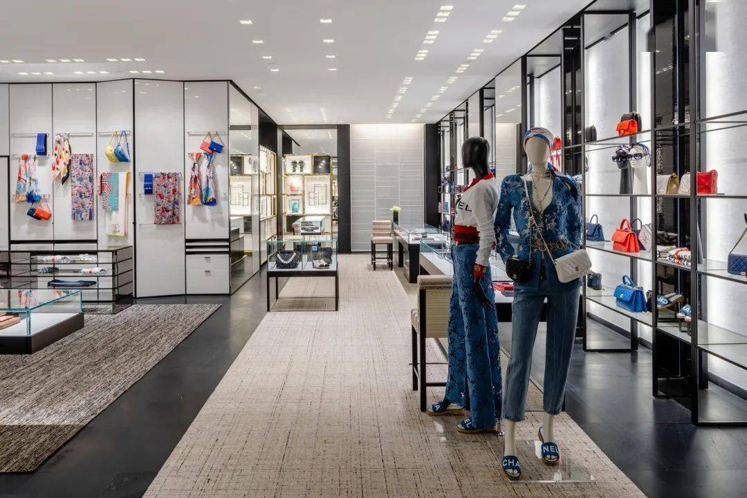 学习奢侈品陈列当然要看看chanel的店铺