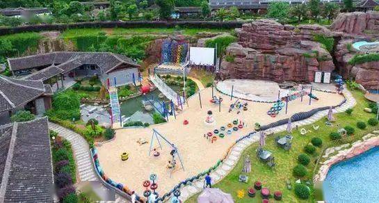 高空滑梯,文艺表演舞台等这里有冲浪池,漂流河,儿童戏水池水上乐园