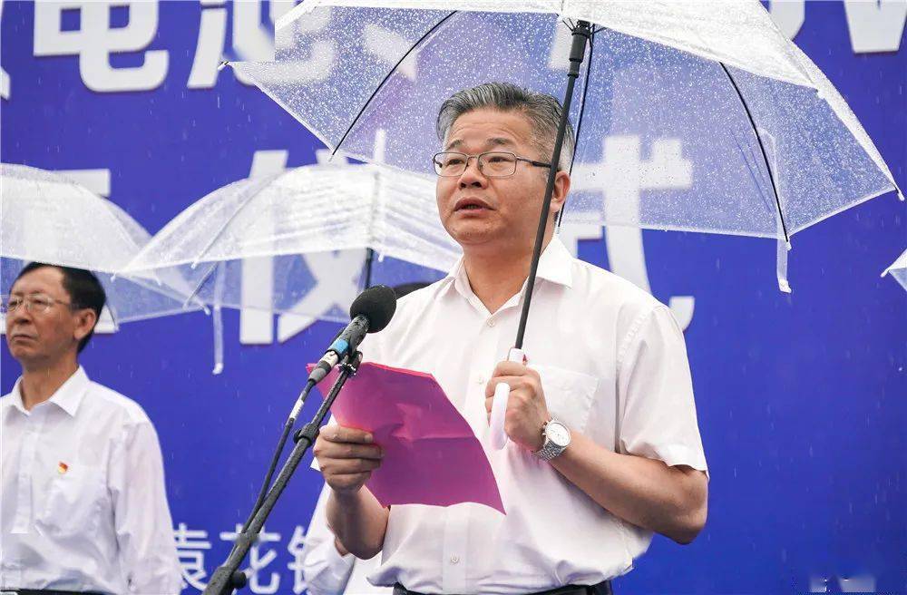 海宁市委副书记,市长曹国良主持仪式,海宁市领导姚敏忠,周红霞等参加