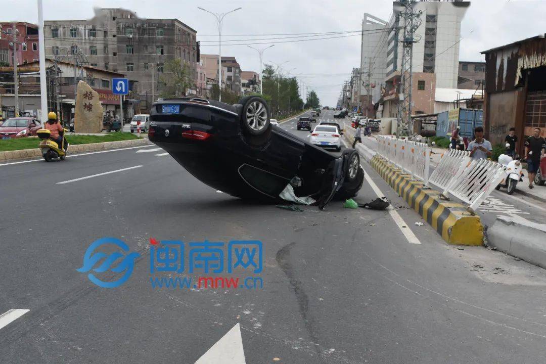 惊险晋江女司机犯困翻车车上载着6岁小孩