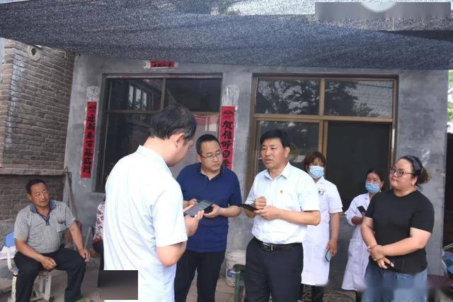 安泽县委书记廉海平到和川镇走访贫困户