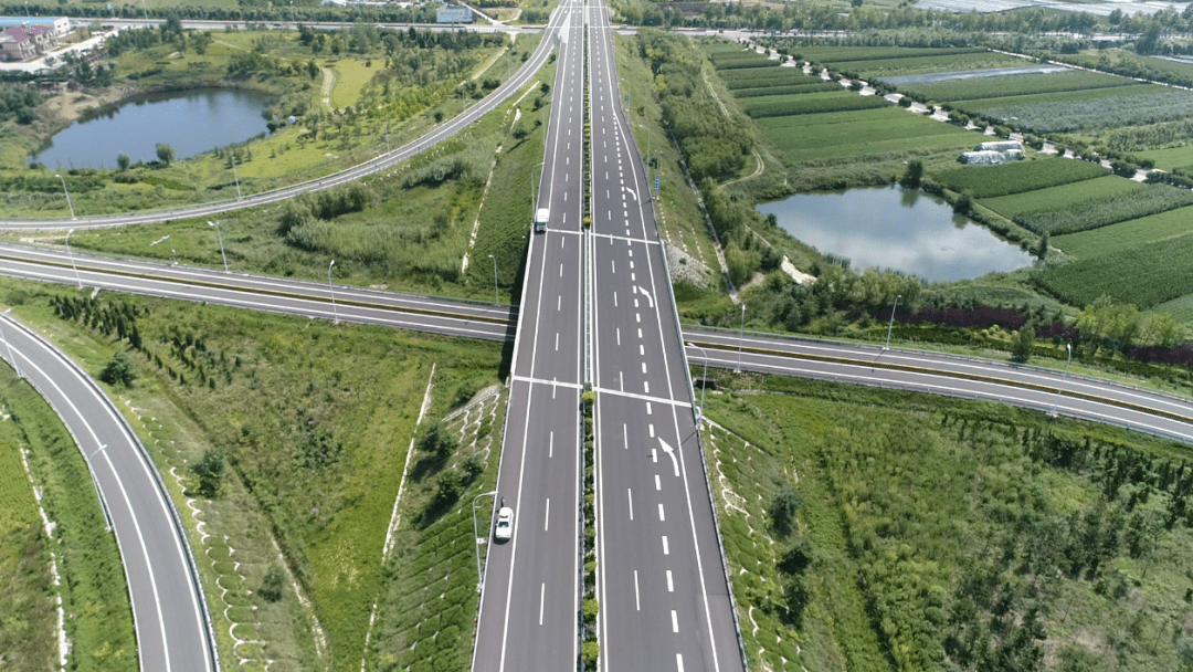 在威海有这样一条景观路全省闻名.他位于g18荣乌高速荣成段,长12.