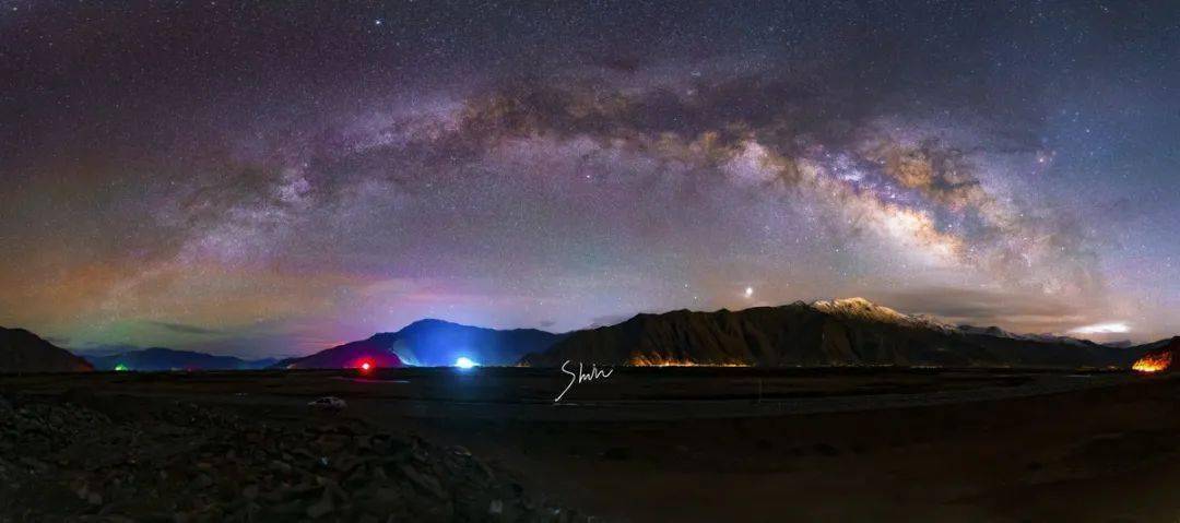 便被星辰所震撼,可是城市天际线的光污染却让照片中只留下了几点星痕