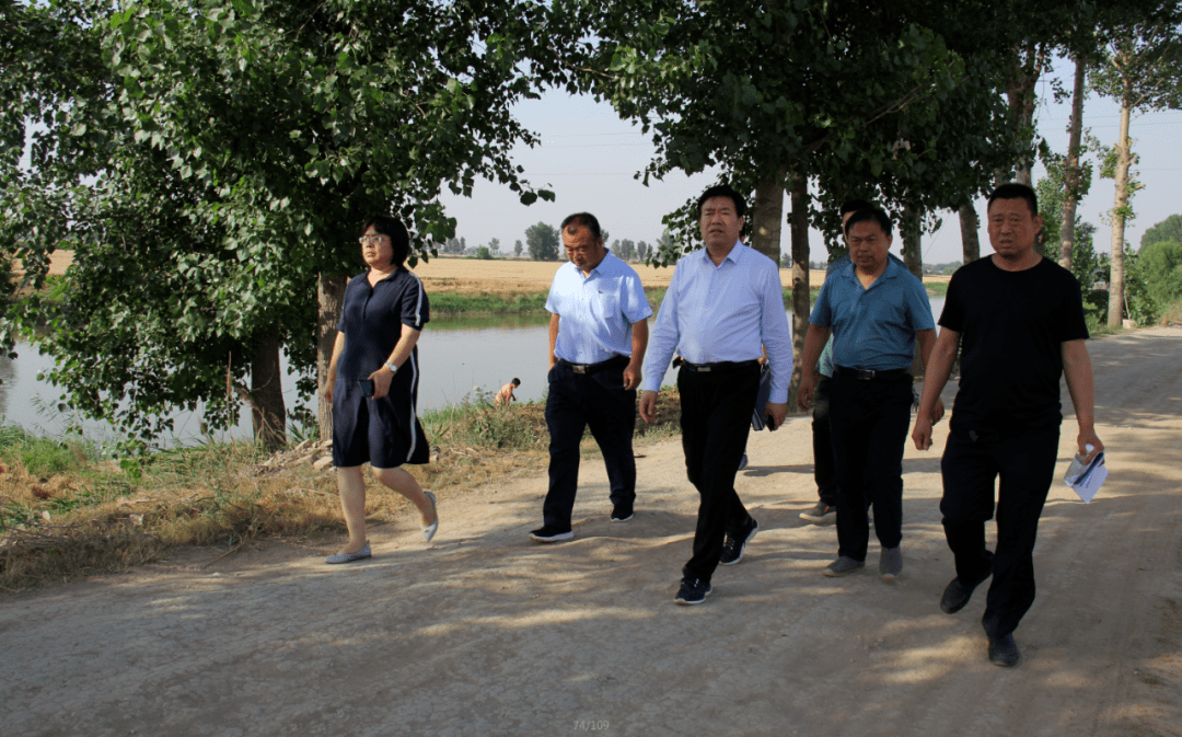 北澧新河县级河长康现芳35℃高温下徒步4公里巡河