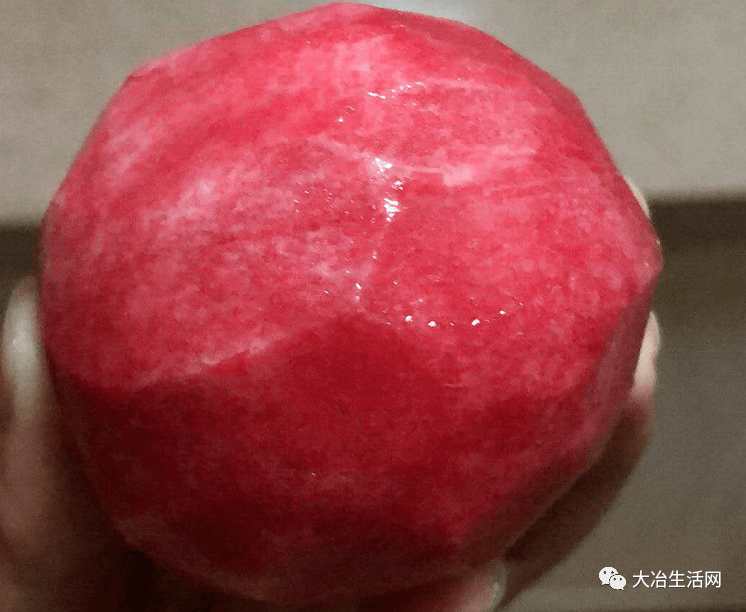 桃树下落满了熟透掉落的桃子一个个色泽鲜红的狗血桃挂在枝头在保安