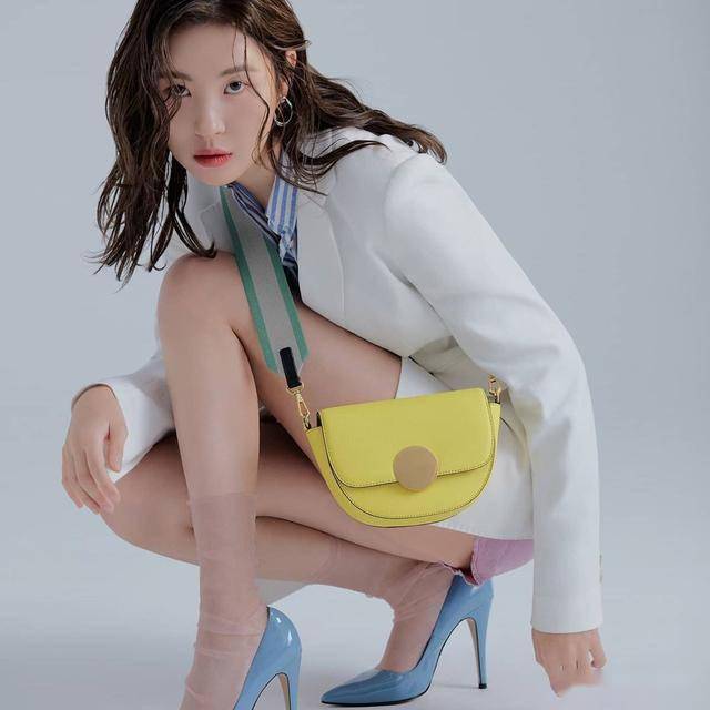 宣美,被誉为韩国第一美腿,凭借一双美白的逆天长腿掳获不少粉丝的心