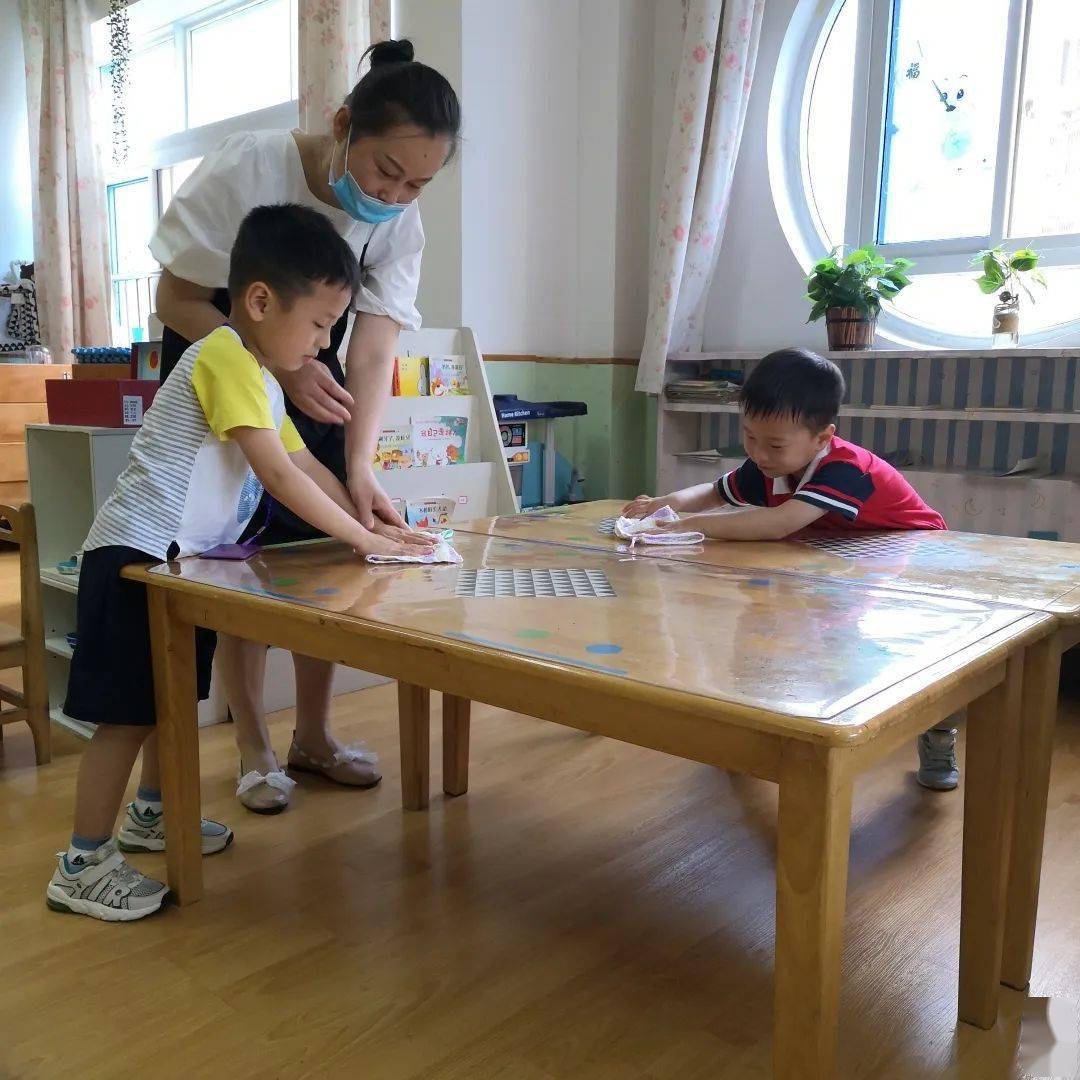 我帮老师擦桌子