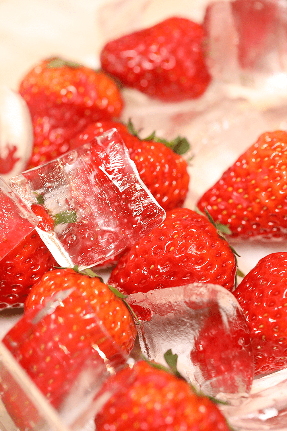 1次喝到4种口感:草莓,酒酿,冻冻,绿茶,成为一杯自带诱惑的草莓酒酿