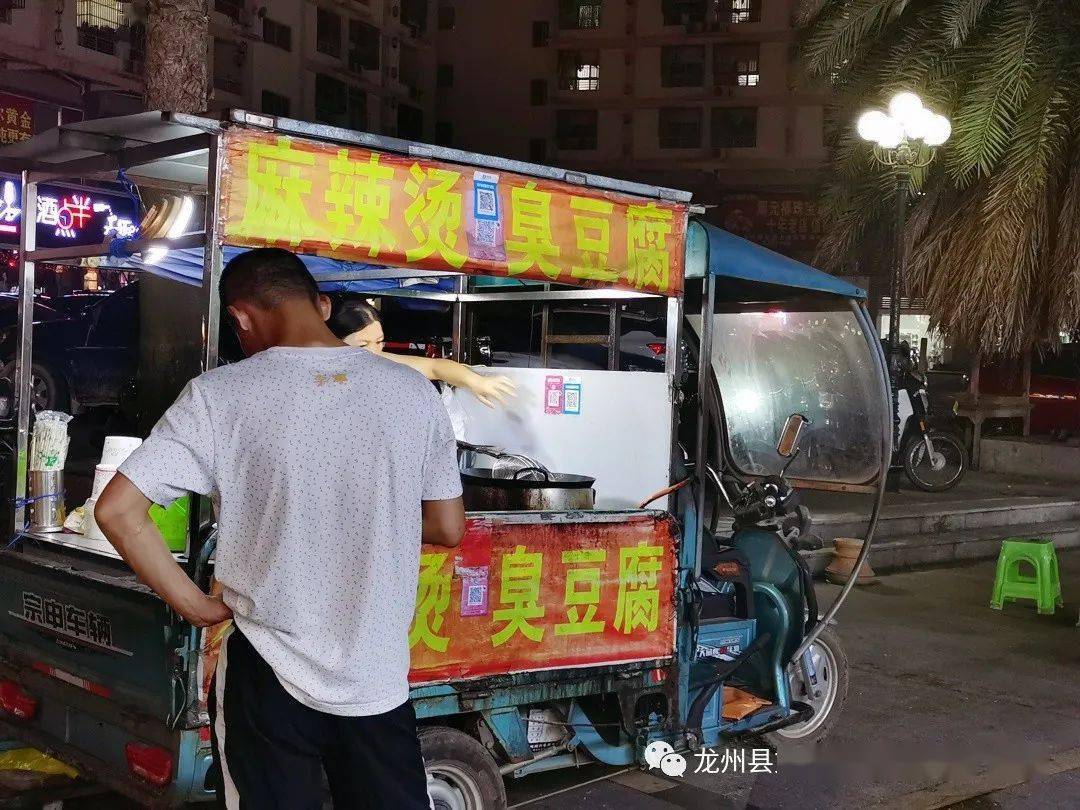 再走一走,鼻尖弥漫着烧烤,烤生蚝,臭豆腐,烤鱼,三五好友穿梭在熙熙