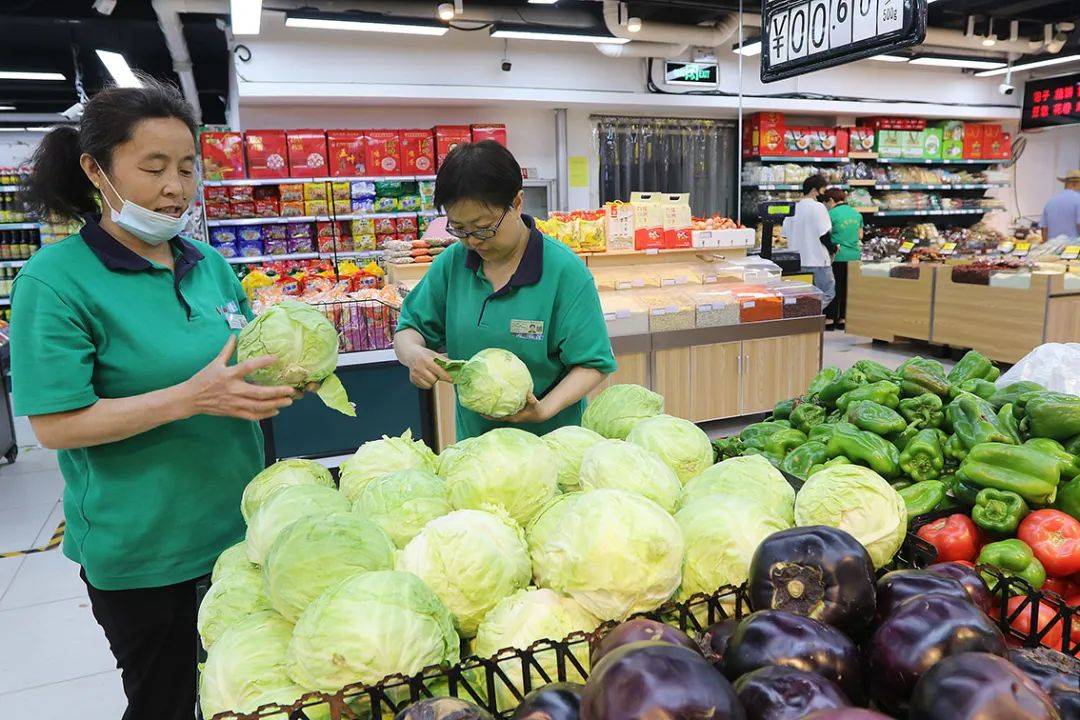 超市工作人員在生鮮貨櫃前補貨.