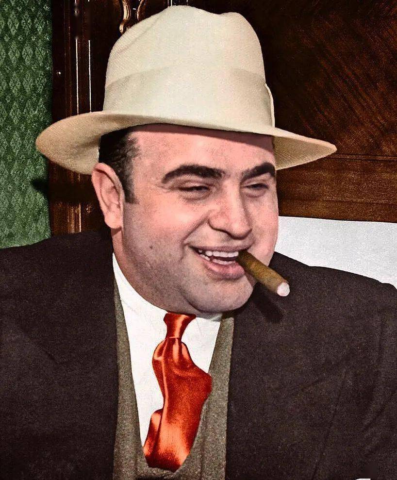 而100年前的暴徒时代,当仁不让的狠毒男孩叫al capone,他是芝加哥只手
