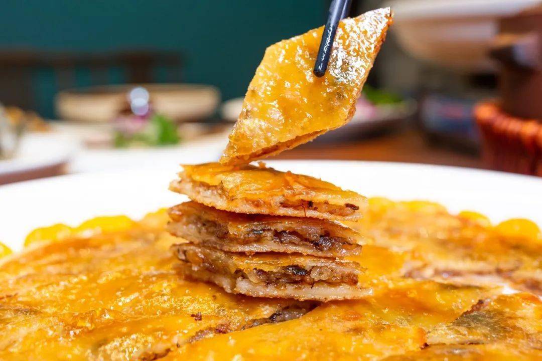 将八宝饭摊成圆饼,双面煎至微黄,然后加以糖油脆皮双面包裹.