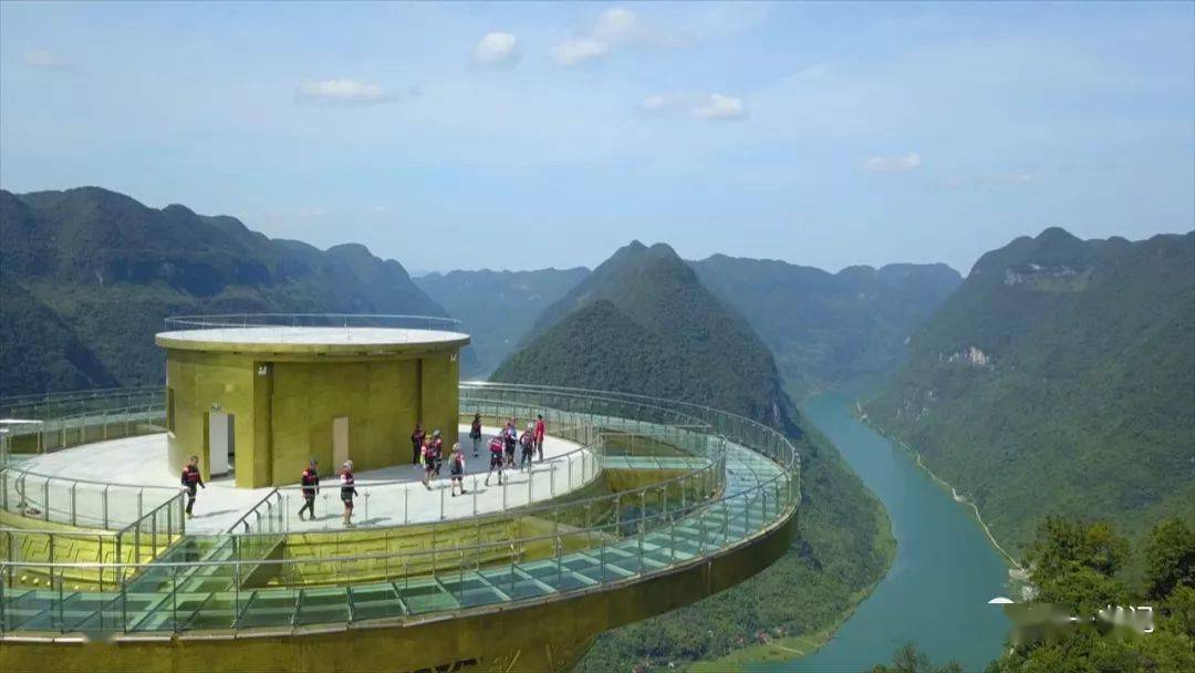 在"红水河第一弯"前,一座巨型"铜鼓"式观景台矗立,玻璃栈道让人如置身