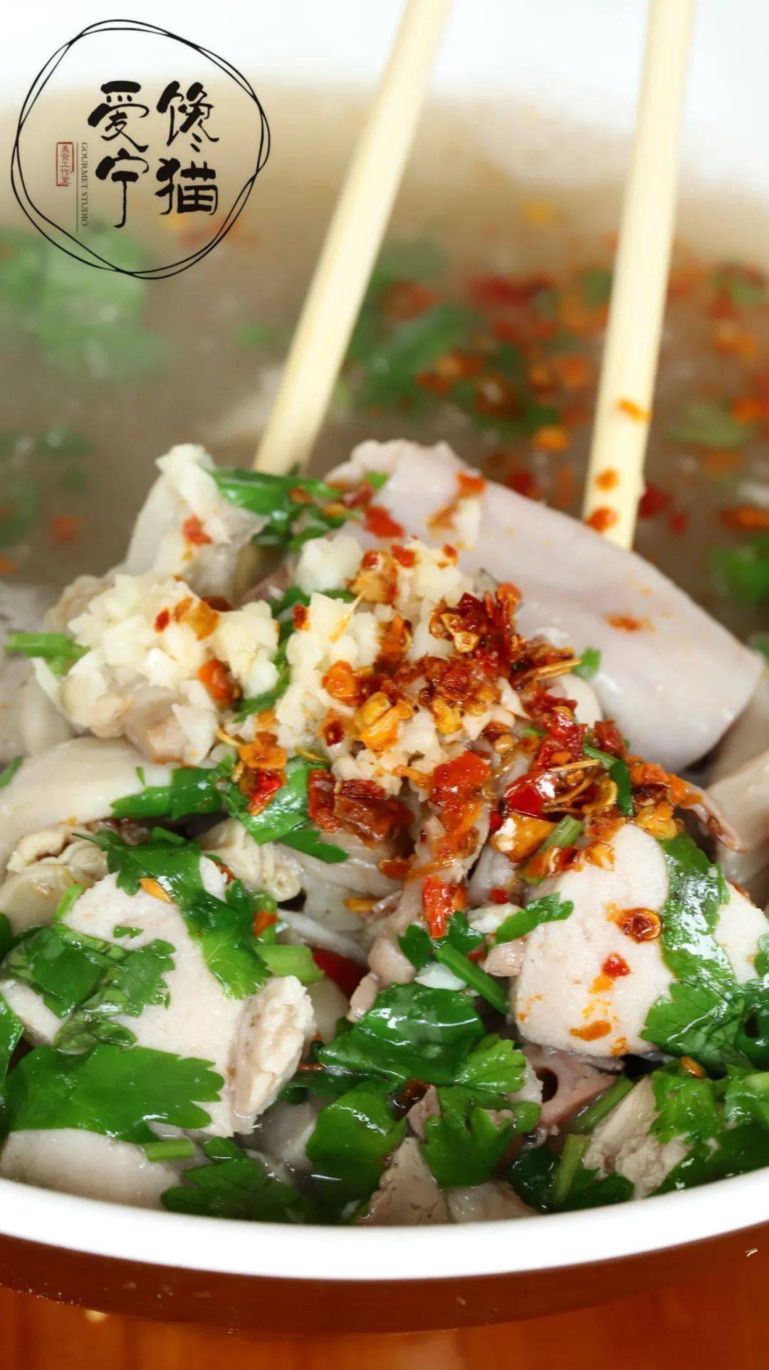 羊肠汤的绝搭呢 是再配上 一个烧饼,烙饼或者窝头