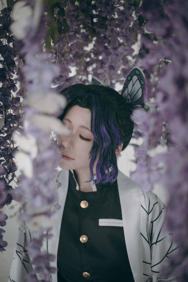 三位可爱的coser扮演的日本人气动漫鬼灭之刃角色蝴蝶忍