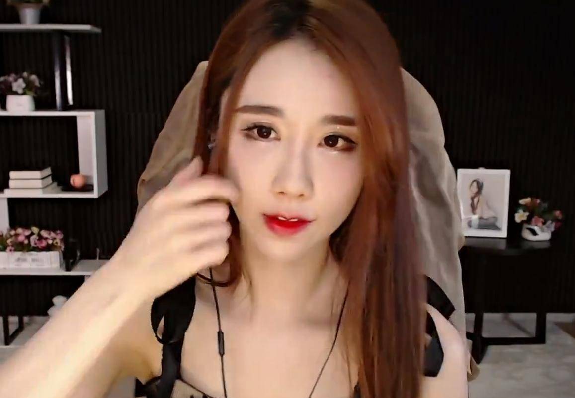 轩子巨2兔复播后回归老本做瑜伽强行拉伸喊痛引水友心痛