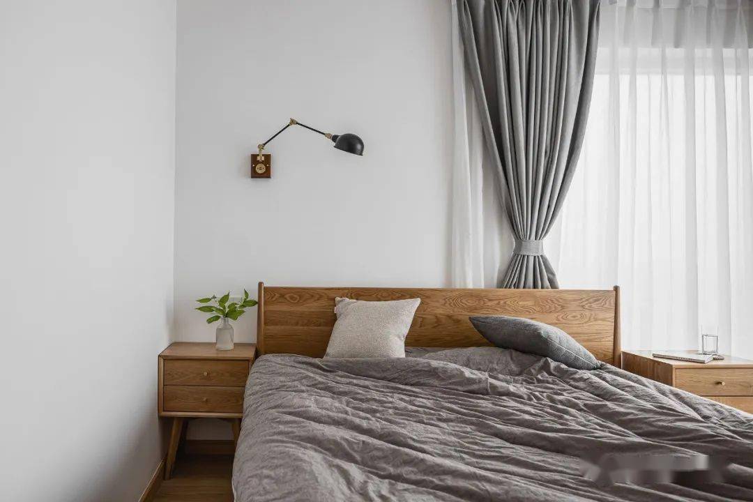屋主说:"我喜欢的卧室是一个可以做梦的地方",纯净的硬装,自然朴素的