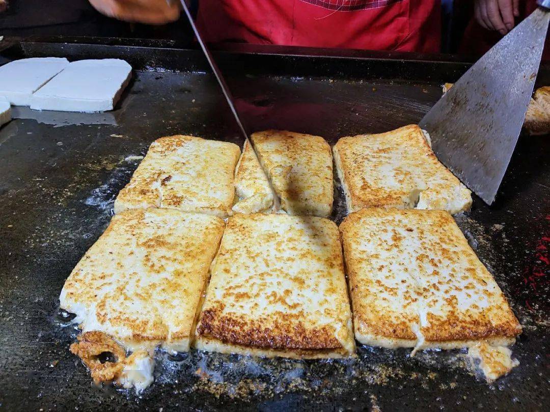 在摊边小桌上吃福鼎肉片,铁板豆腐的青春呢?